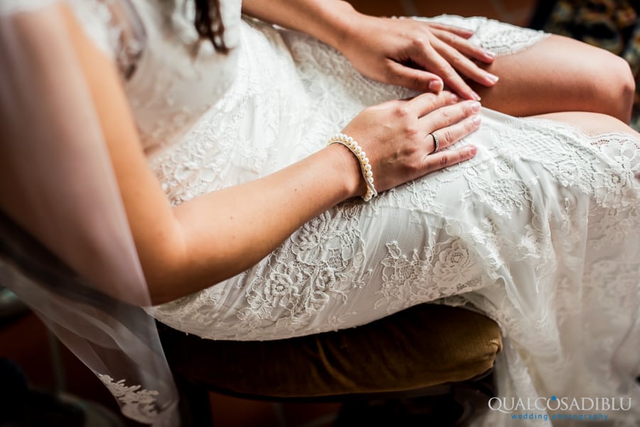 048 bride hands detail