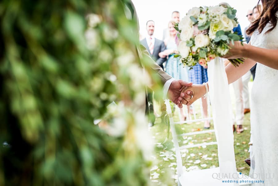 detail hands bride and groom