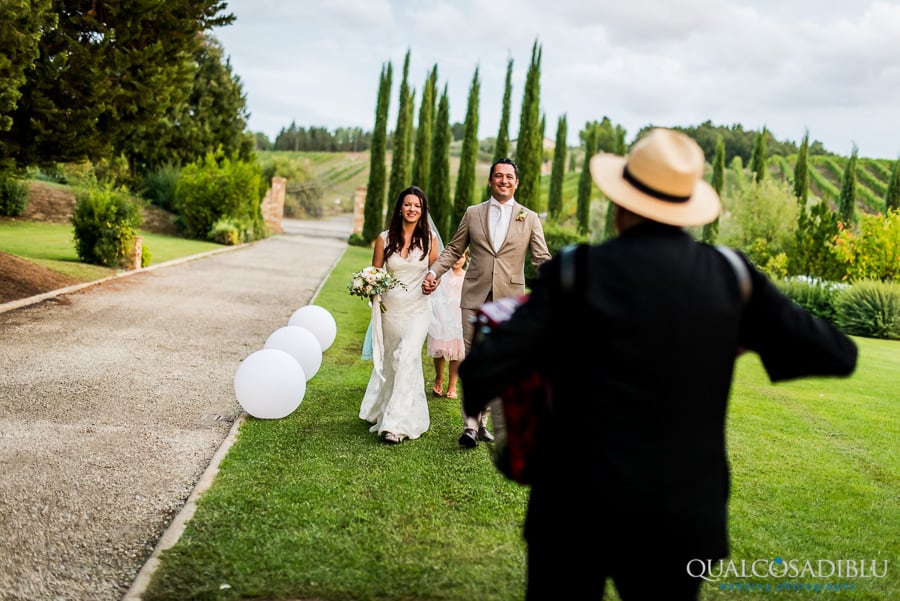 bride and groom at borgo della meliana accordion