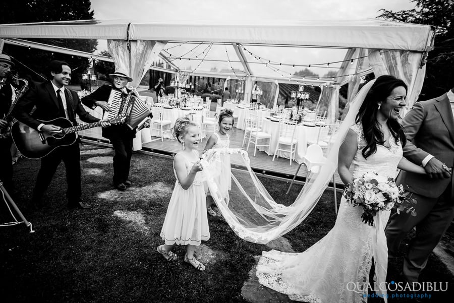 bride white veil hold by the ladies