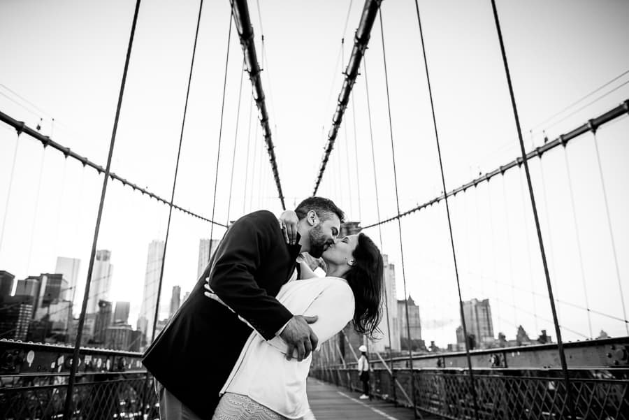 couple kissing on the brooklyn bridge B&W