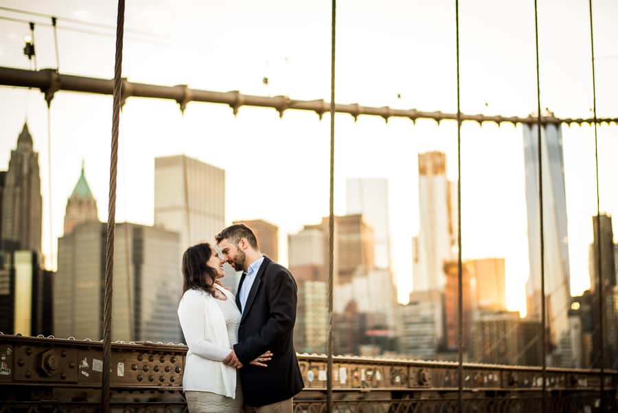 couple kiss broonlyn bridge sunset