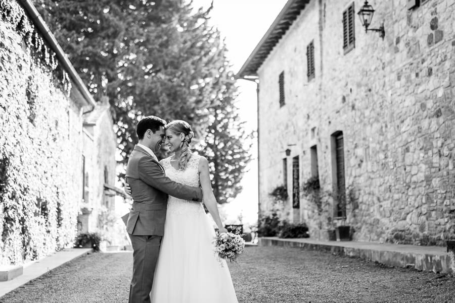 bride groom ambraced fattoria di larniano black and white