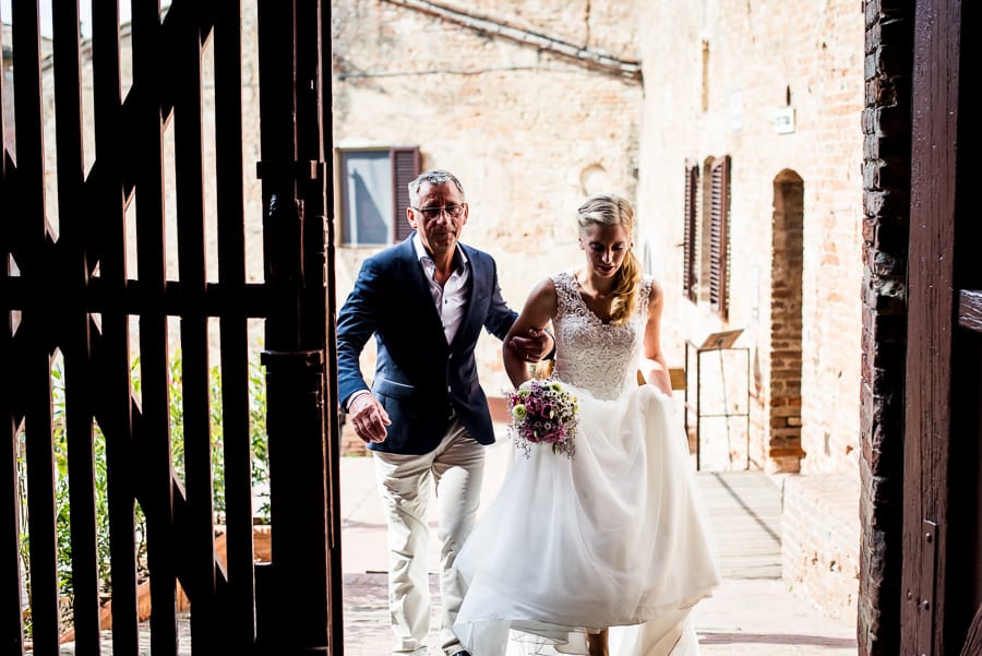 bride enter with father certaldo palazzo pretorio