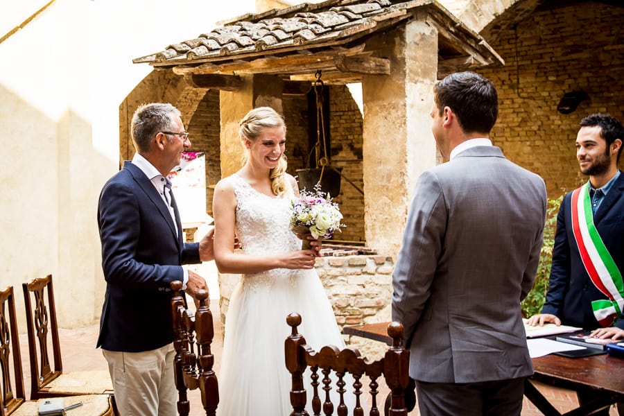 bride smiling palazzo pretorio certaldo