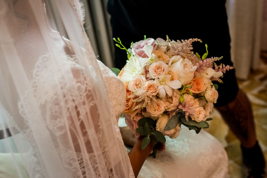 bouquet bride detail