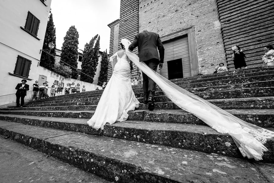 bride and father arriving to the church