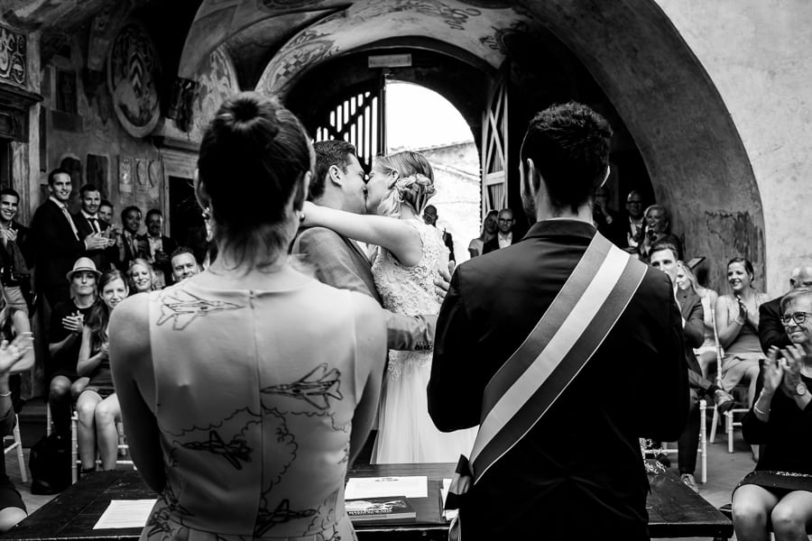 bride and groom hug ceremony palazzo pretorio certaldo