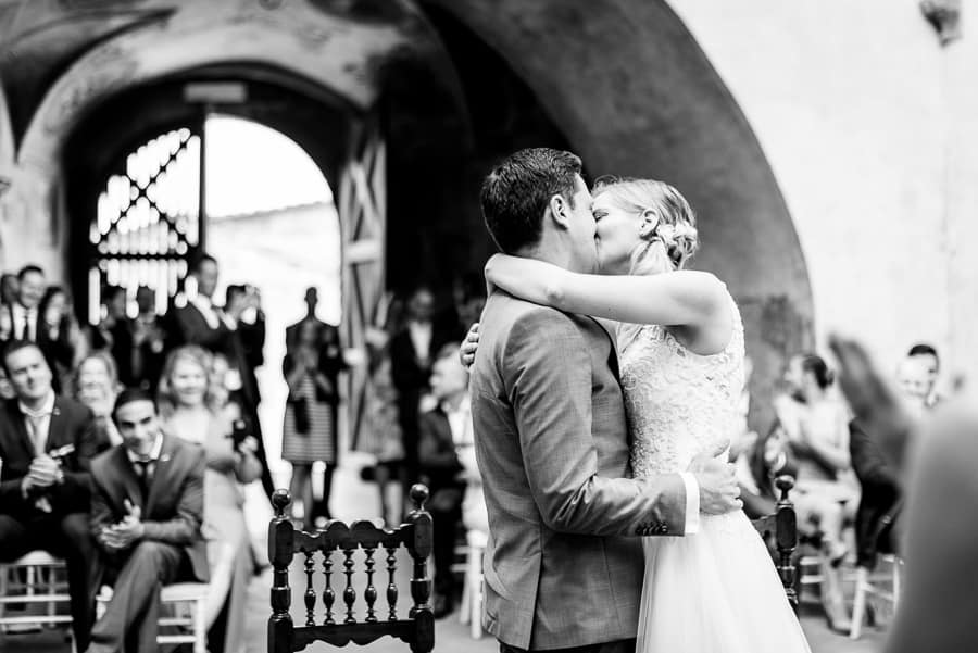 bride and groom kissing palazzo pretorio certaldo