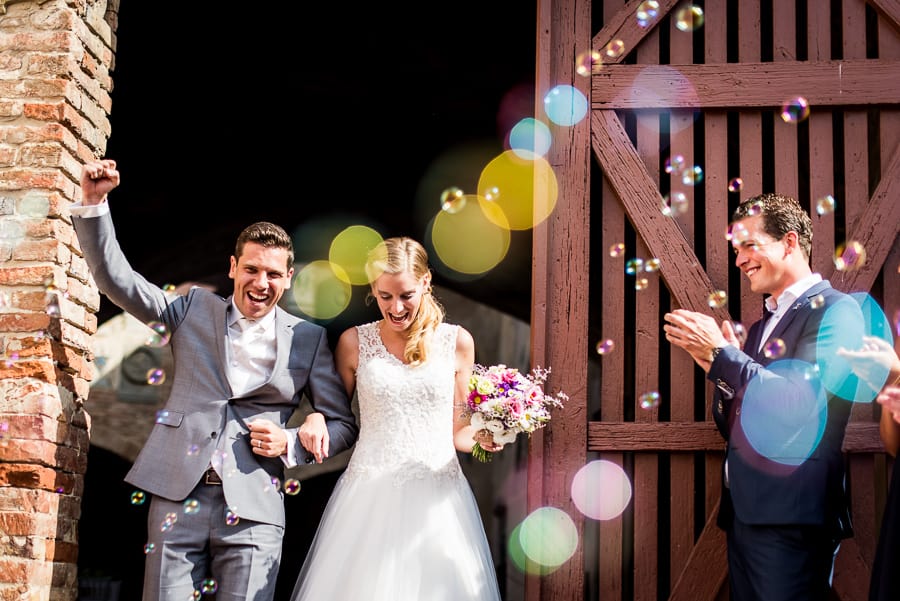 bride groom exit palazzo pretorio certaldo bubbles