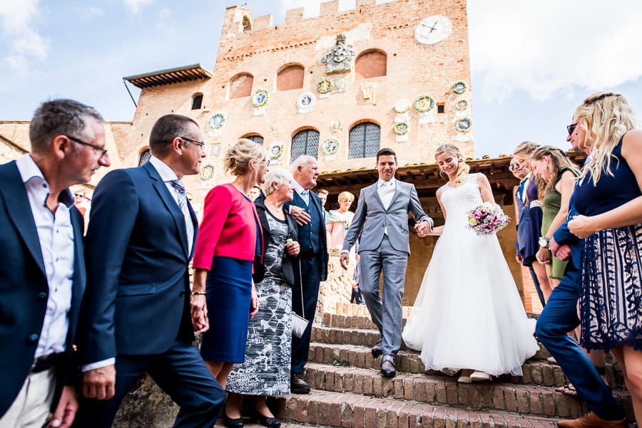 bride groom on the stairs palazzo pretorio certaldo