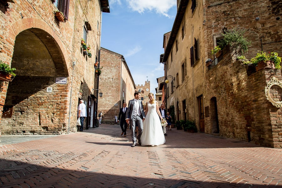 bride groom walking certaldo