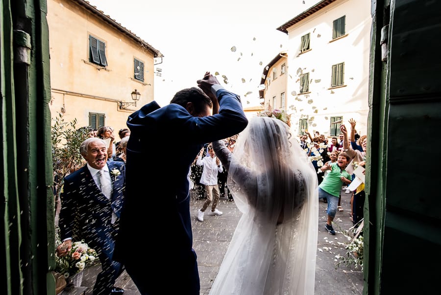 bride groom trow confetti church