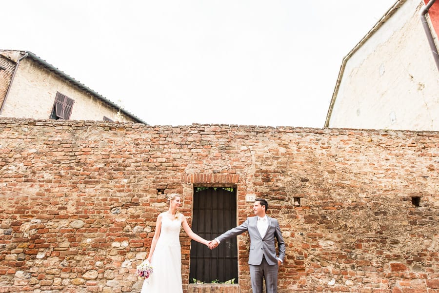 wedding couple holding their hands certaldo