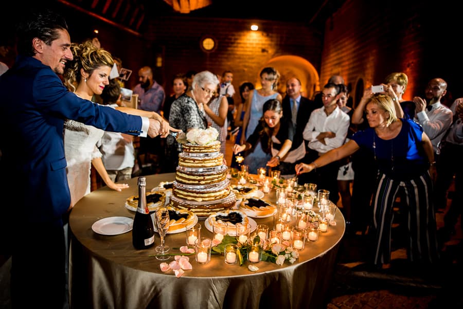bride groom cuting the cake