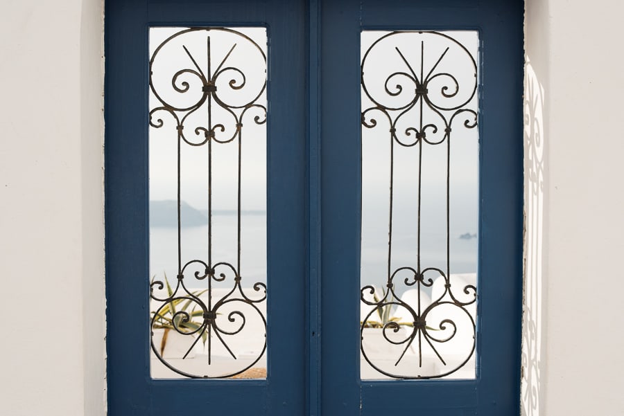 door detail at imerovigli santorini