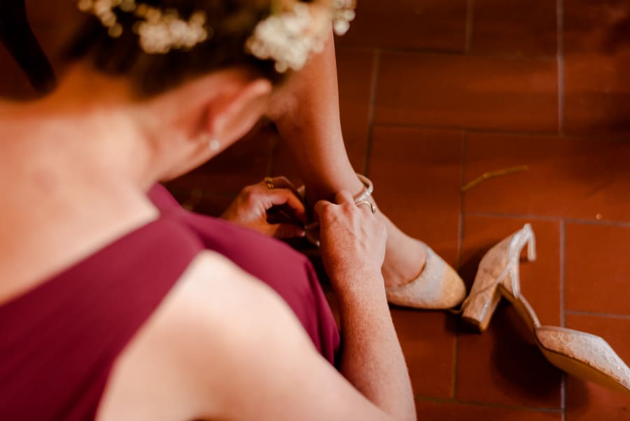 Bride is dressing her shoes