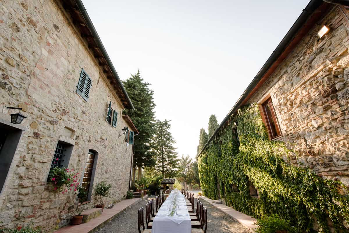 Fattoria di Larniano courtyard with wedding table