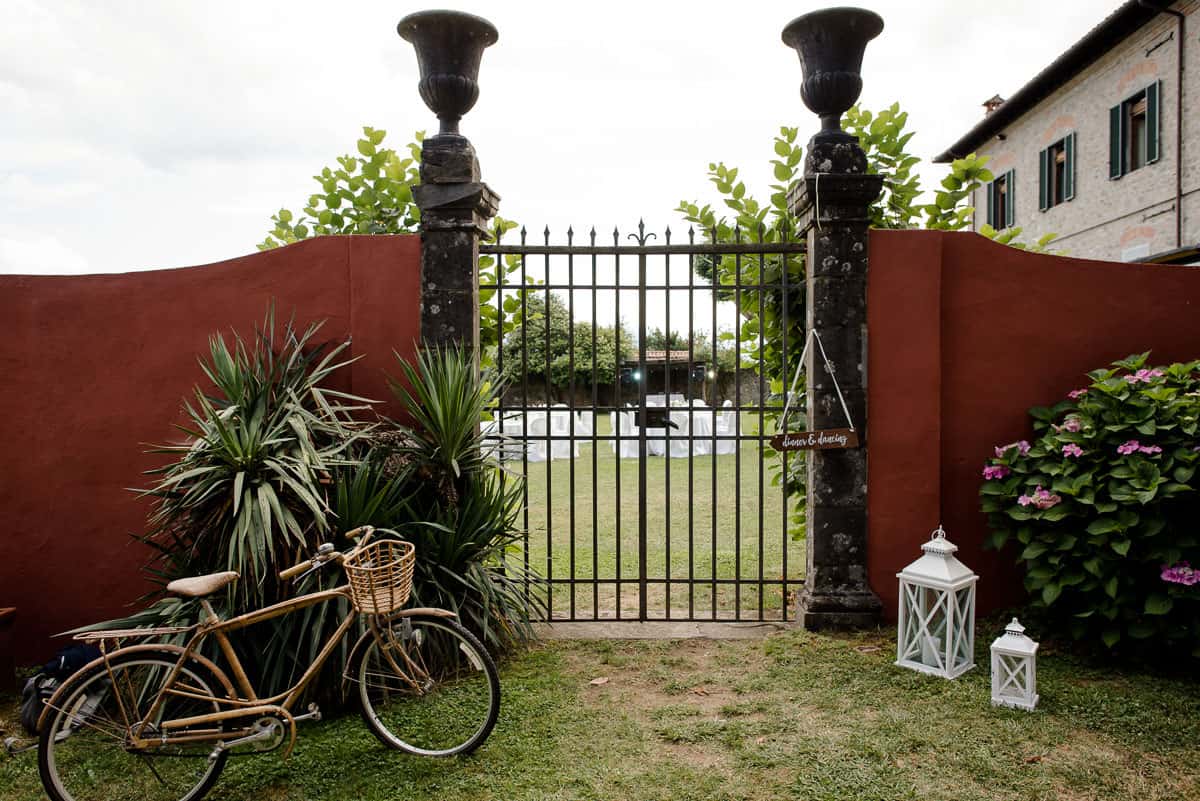 i cedri gate with bicycle