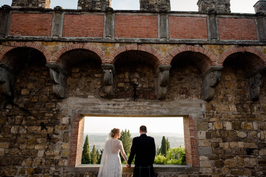 couple of newlywed at vincigliata castle florence