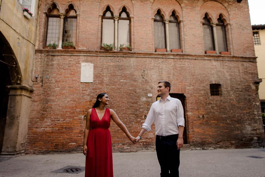 couple hand in the hand in lucca