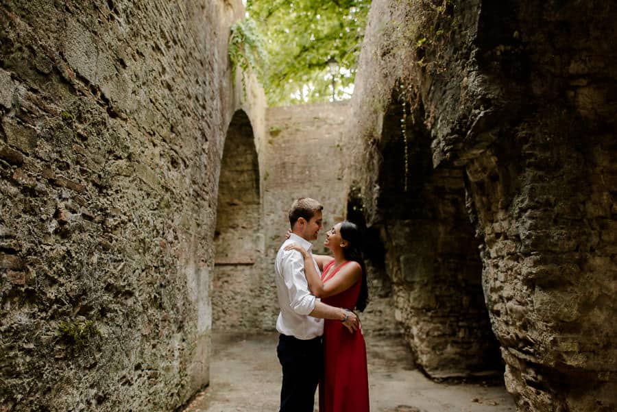 romantic couple in lucca during a pre-wedding shooting