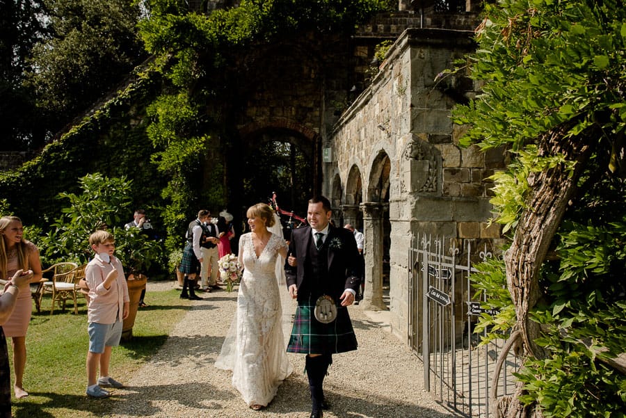 Bride and groom celebrate in vincigliata castle