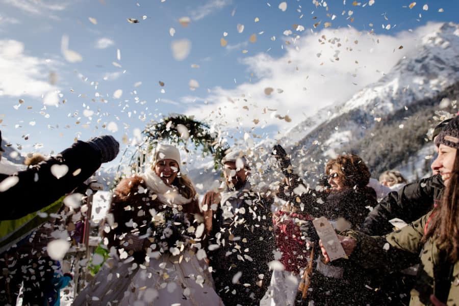 winter wedding ceremony trow of confetti