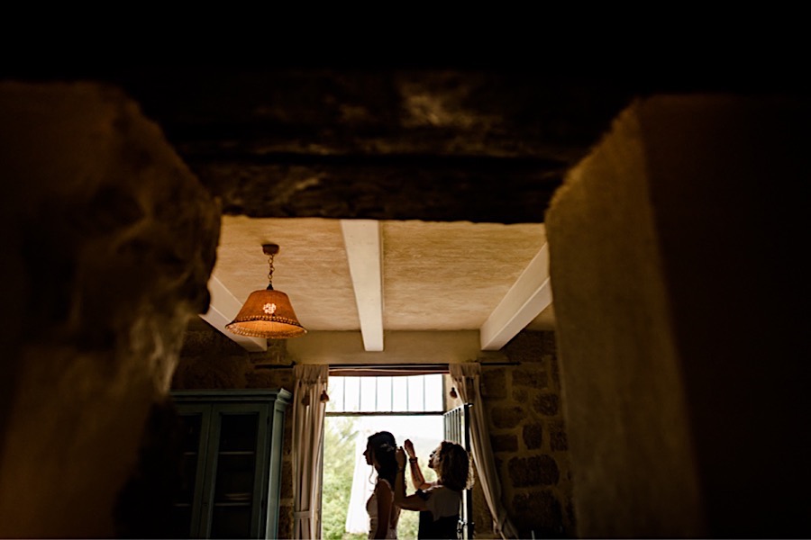 bride putting on the veil