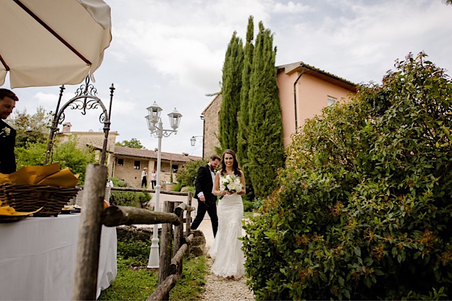 Bride and groom arriving at tenuta di papena to enjoy the aperitif