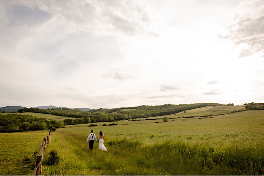 Wedding couple on the tuscany countryside