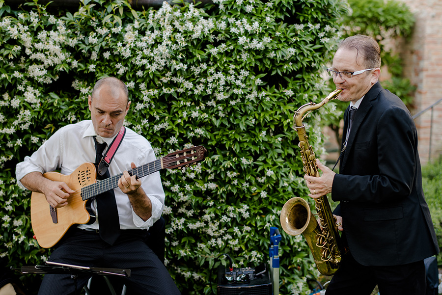 wedding ceremony at Tenuta di Pratello Country Resort live band in the garden