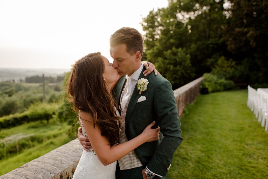 a beautiful wedding couple kissing at Tenuta di Pratello Country Resort