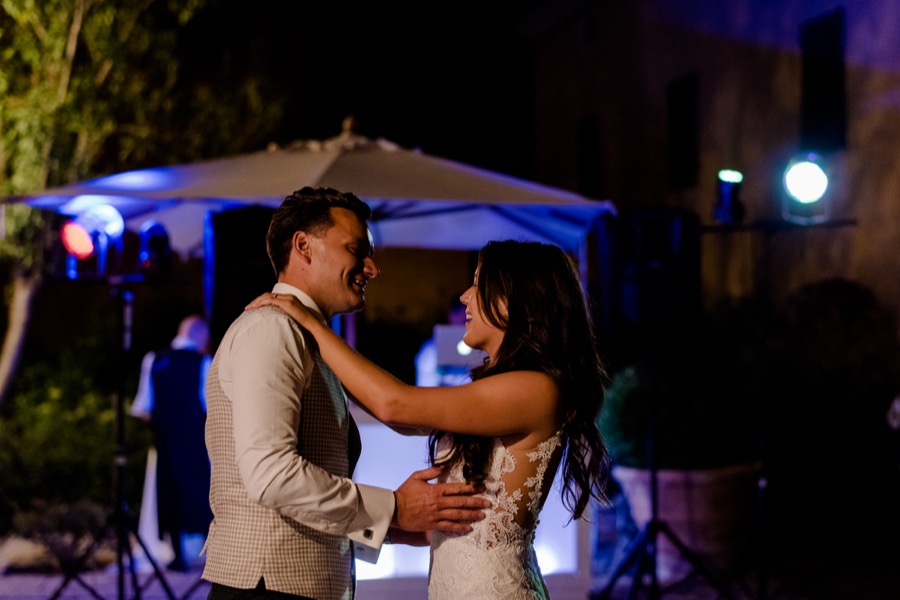 first dance of bride and groom at Tenuta di Pratello Country Resort