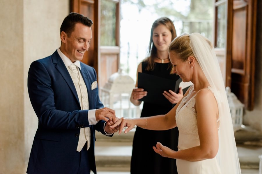 exchanging of the rings between bride and groom