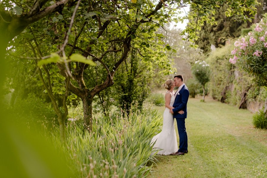 married couple kissing in the garden at montegufoni castle