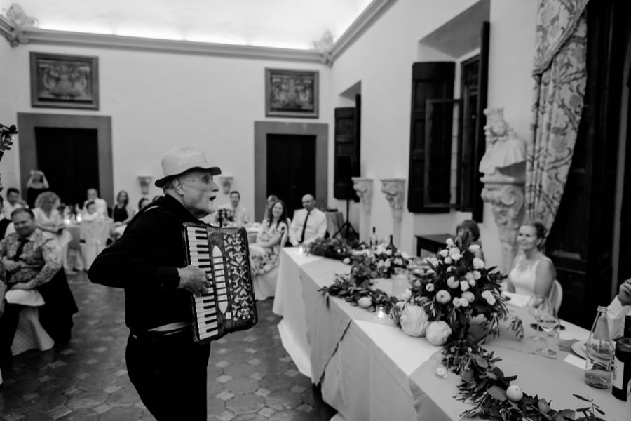 folk trio playing during the dinner