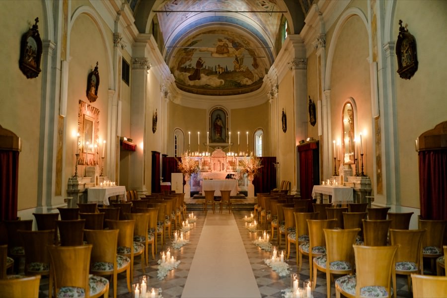 details of Villa Daniela Grossi's Chrurch and flowers decorations