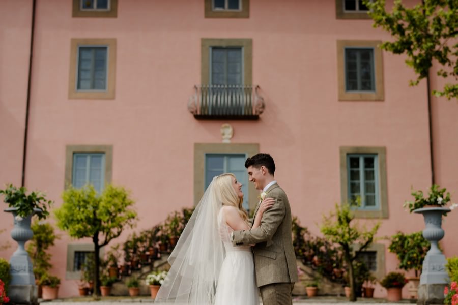 bride and groom front to Villa Daniela Grossi Lucca