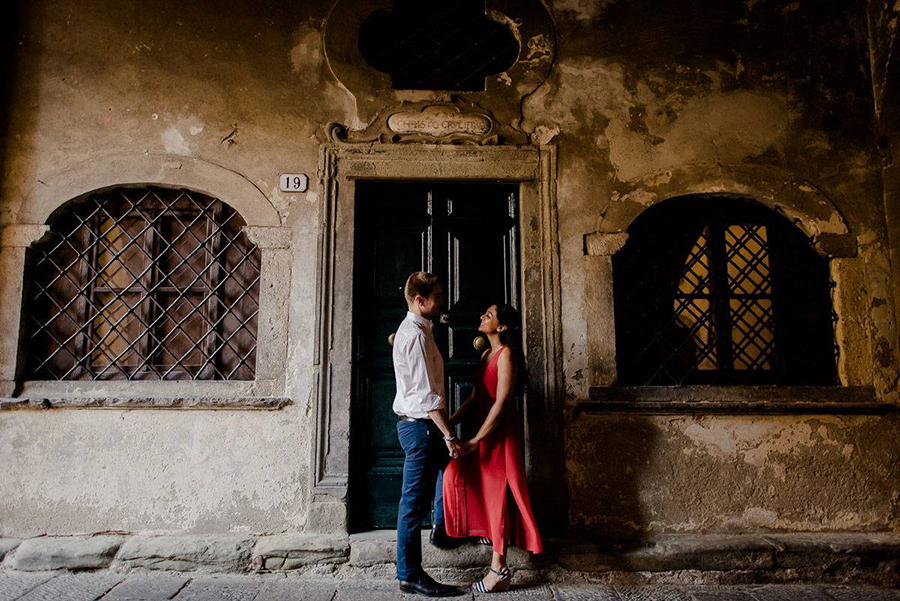 a romantic couple in lucca for their engagement shooting