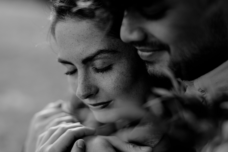 intimate hug of a couple black and white photo