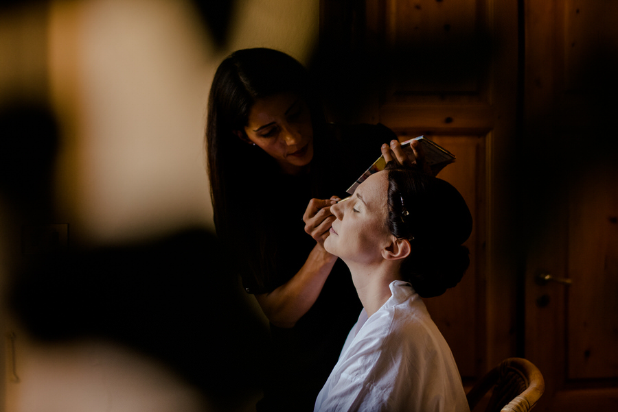 getting ready of the bride make up