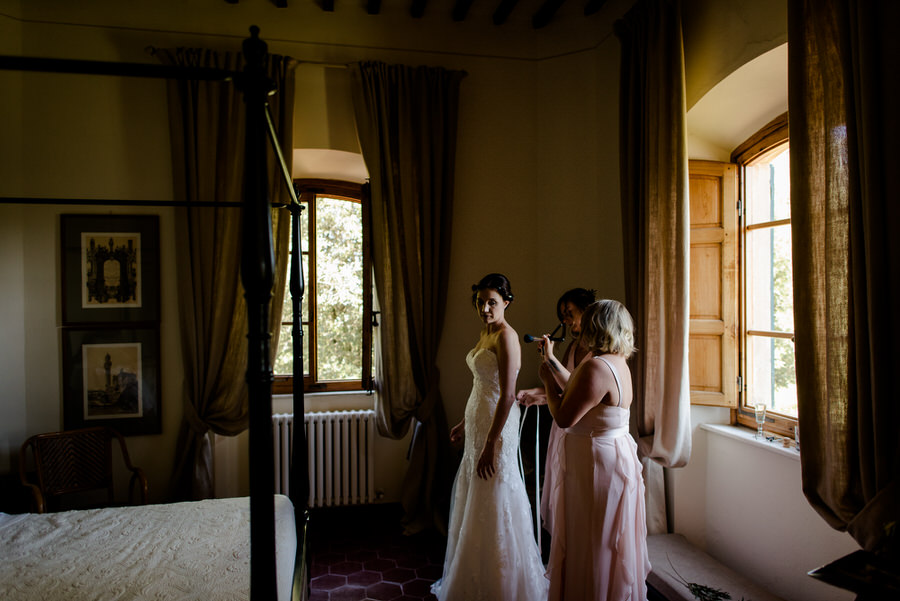 gettign ready of the bride with bridesmaids