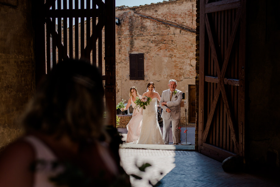 bride arrival with her father at Palazzo Pretorio Certaldo