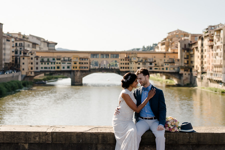 wedding couple at ponte santa trinita with ponte vecchio as backdrop