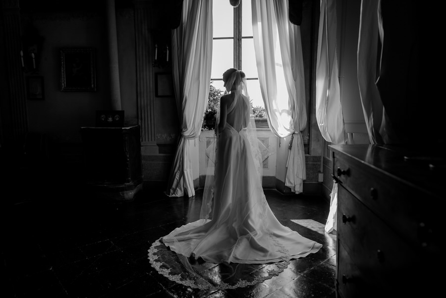 bride portrait at borgo stomennano black and white