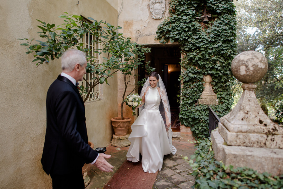 father and bride first look before the wedding