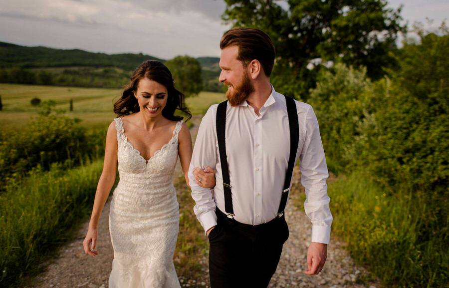 wedding couple walking in a tuscan landscape