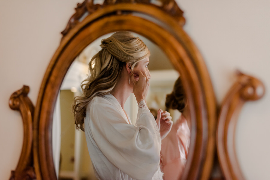 bride putting her earings