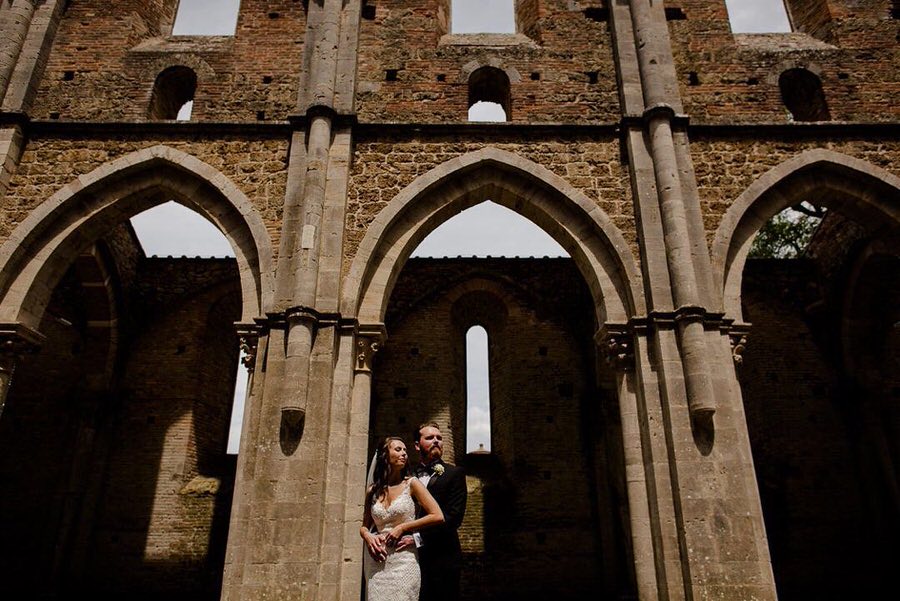 a wedding couple at San Galgano Abbey